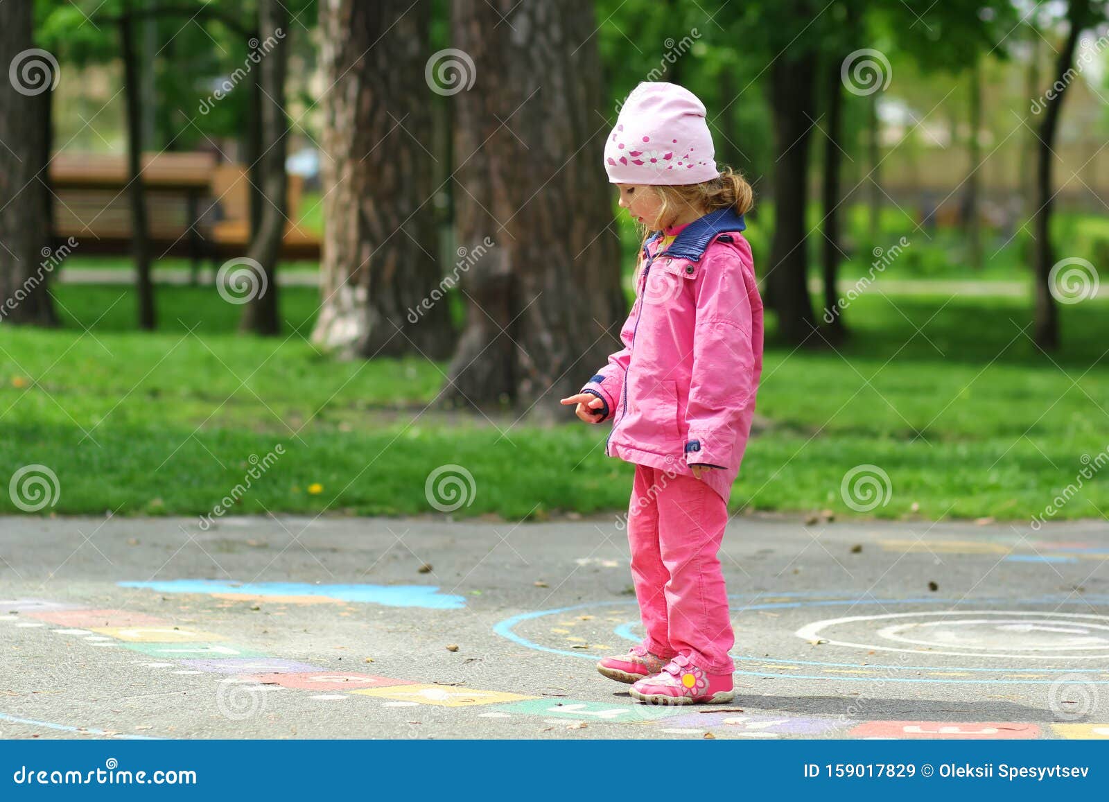 Niña De Tres Años Jugando Y Resolviendo Rompecabezas En El Parque Imagen de archivo - Imagen de jugando, resolviendo: 159017829