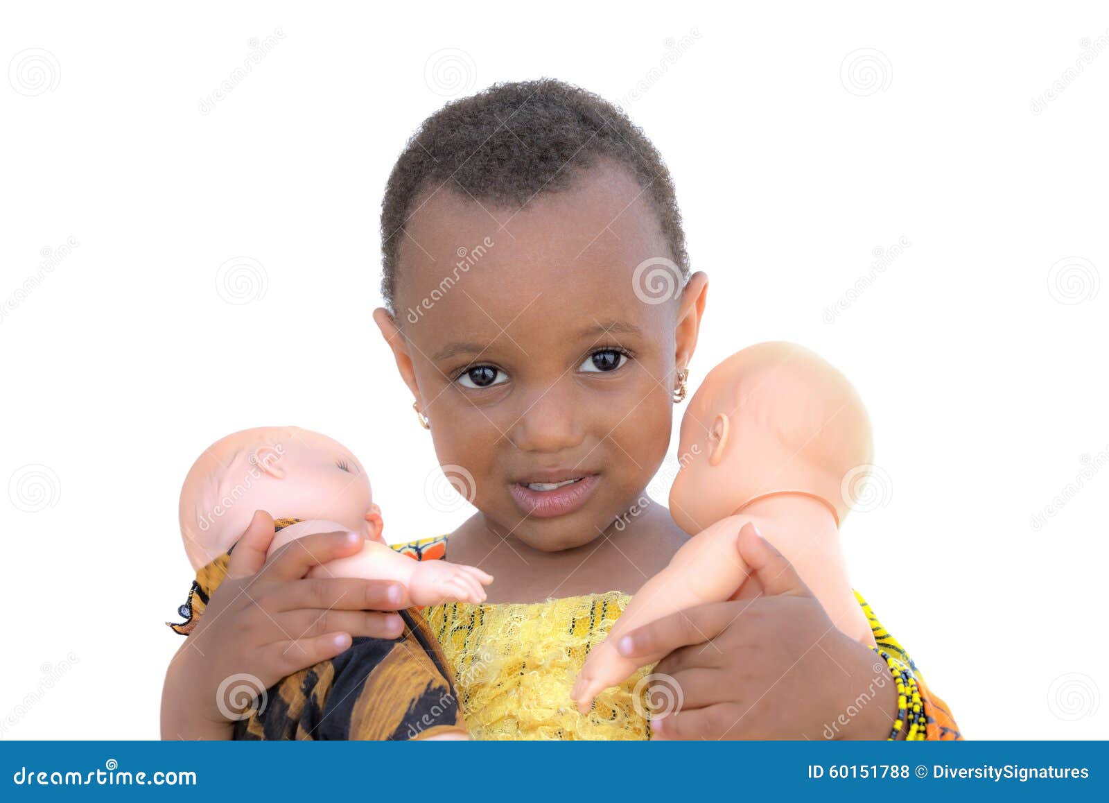 Niña De Tres Años Que Sostiene Dos Muñecas, Aisladas Foto de archivo - Imagen de sostiene, muñecas: 60151788