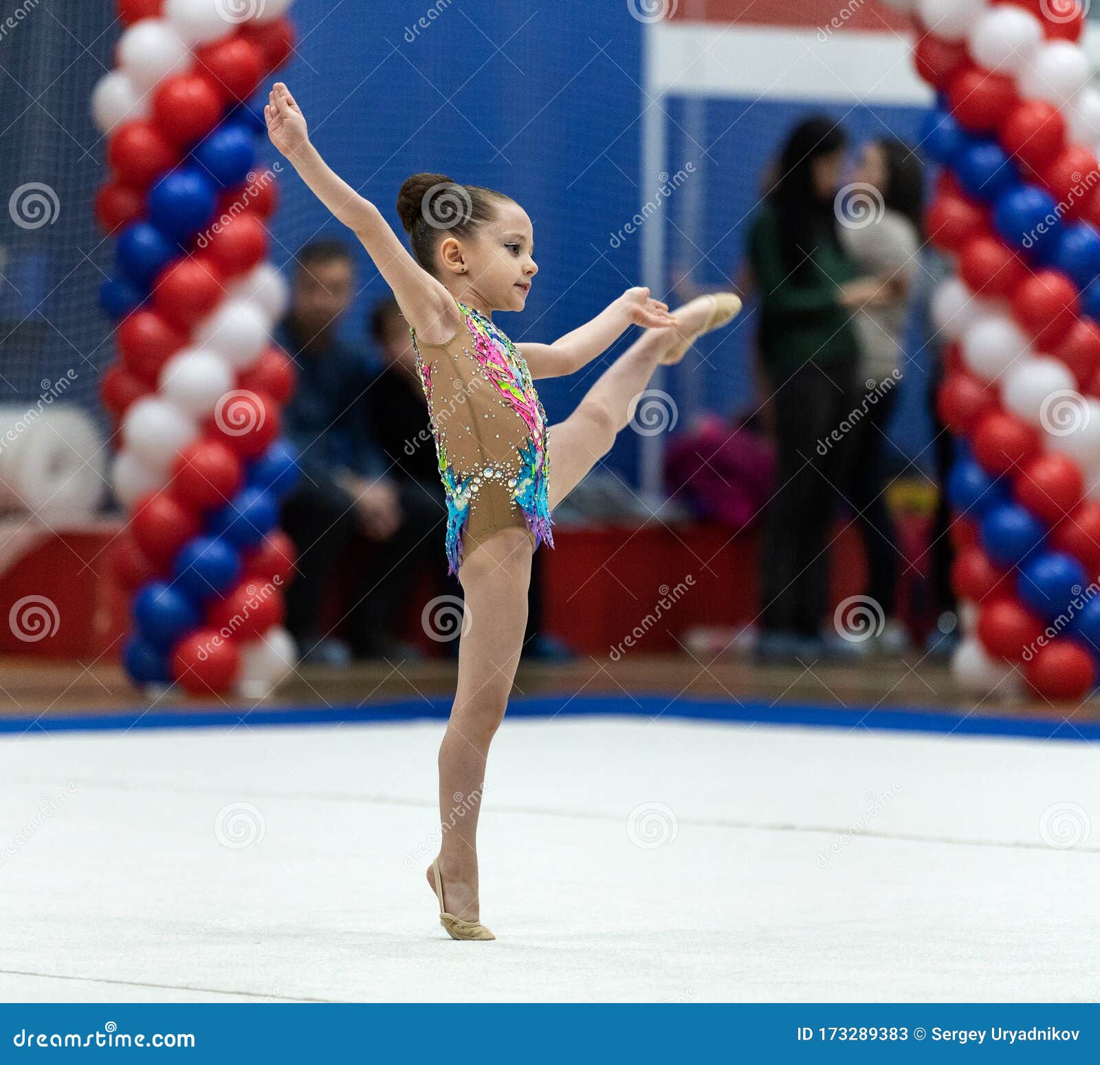 Niña Deportiva Adorable En Gimnasia Rítmica Imagen de archivo - Imagen de  alineada, belleza: 173289383