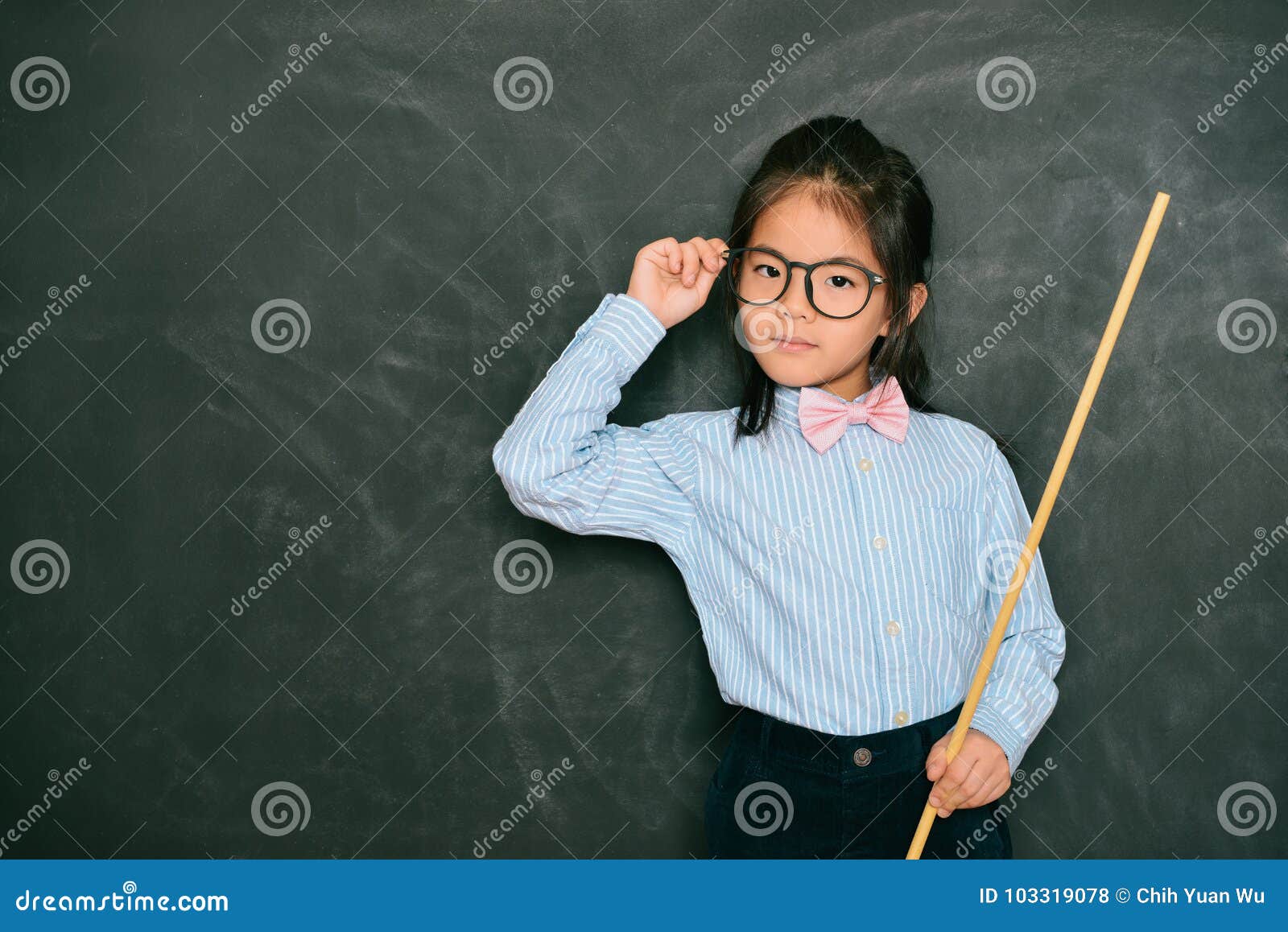 Consejo Roble Oblongo Niña Elegante Confiada Vestida Como Profesor Foto de archivo - Imagen de hembra, profesor: 103319078 Consejo Roble Oblongo Niña Elegante Confiada Vestida Como Profesor Foto de archivo - Imagen de hembra, profesor: 103319078