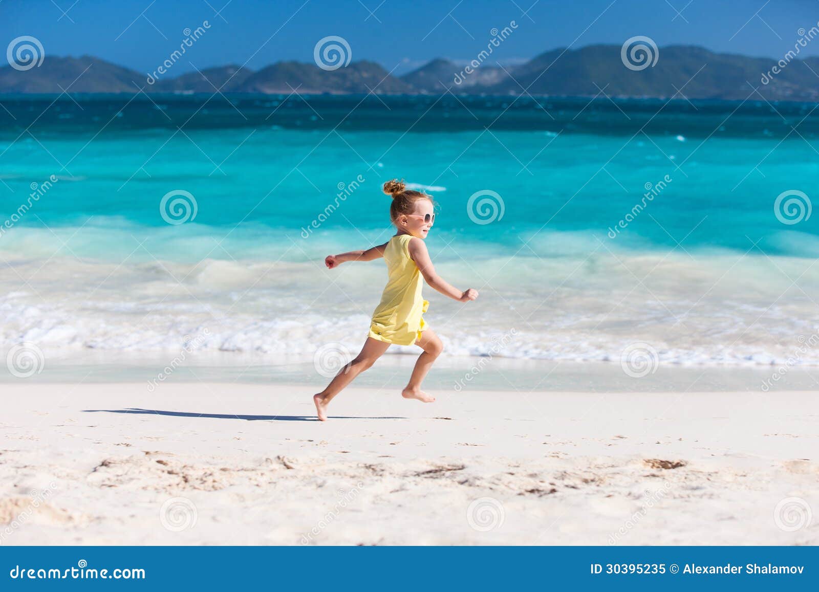 Niña en la playa imagen de archivo. Imagen de agua, caribe - 30395235