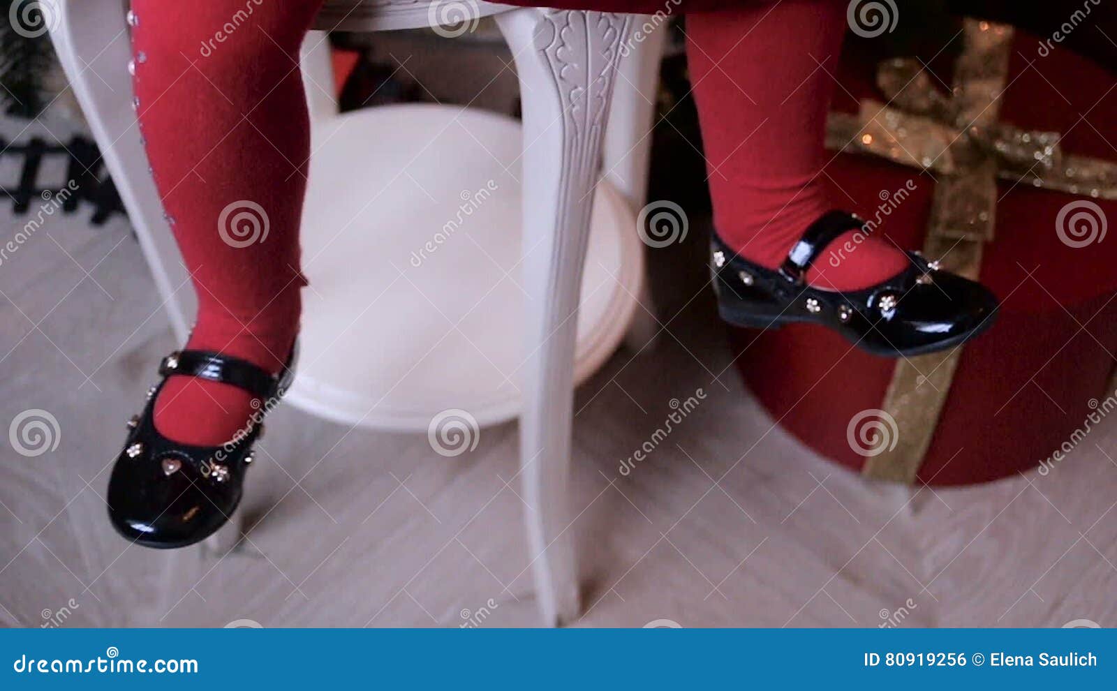 Niña En Medias Rojas Y Sandalias Negras Metrajes - Vídeo de felicidad, navidad: 80919256 Niña En Medias Rojas Y Sandalias Negras Metrajes - Vídeo de felicidad, navidad: 80919256