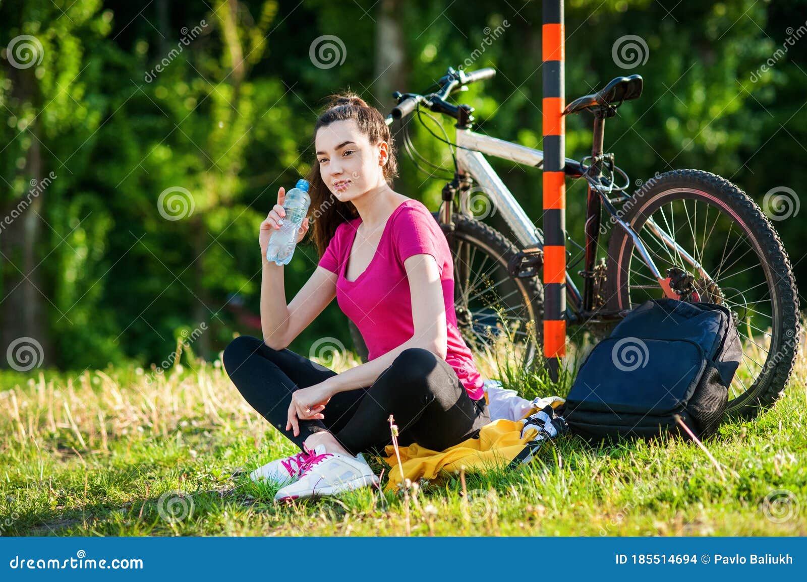 Niña En Deportiva Con Un Descanso En Bicicleta Y Agua Potable archivo - Imagen de actividad: 185514694
