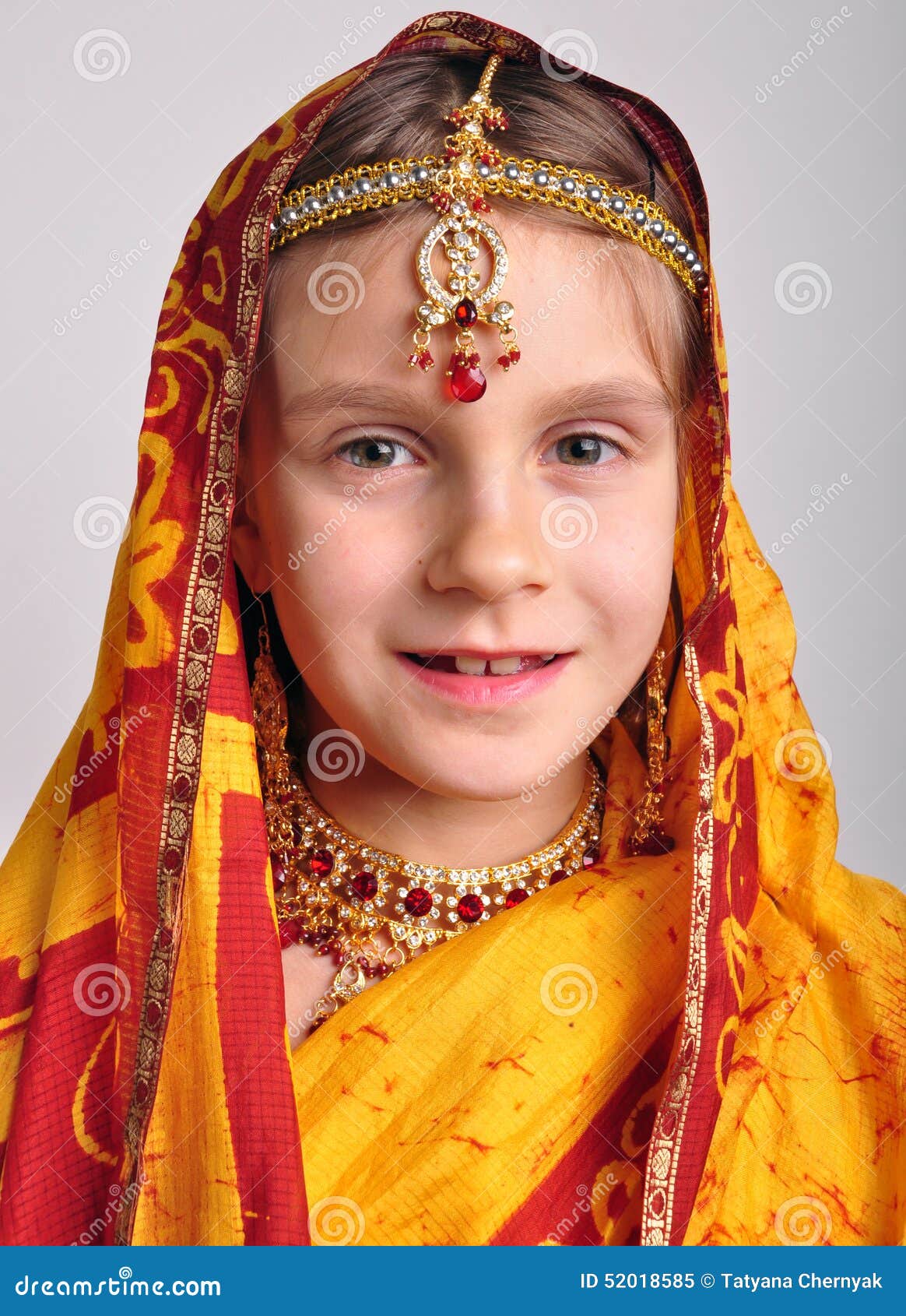 Niña Sari Y Jeweleries Indios Tradicionales Imagen de archivo - Imagen de alineada: 52018585