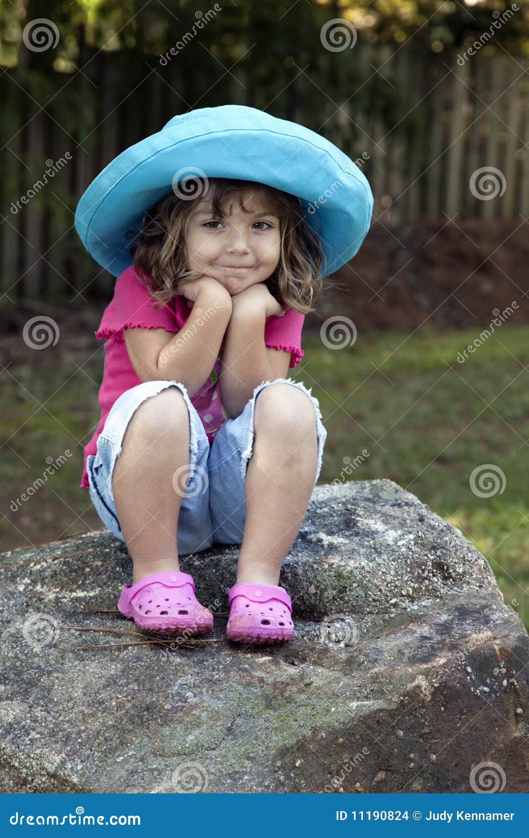 Niña en sombrero azul foto de archivo. Imagen de azul - 11190824