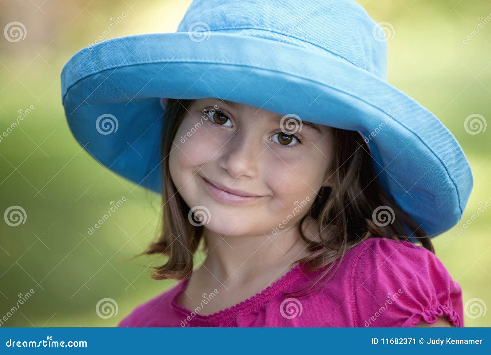 Niña en sombrero azul imagen de archivo. Imagen de cara - 11682371