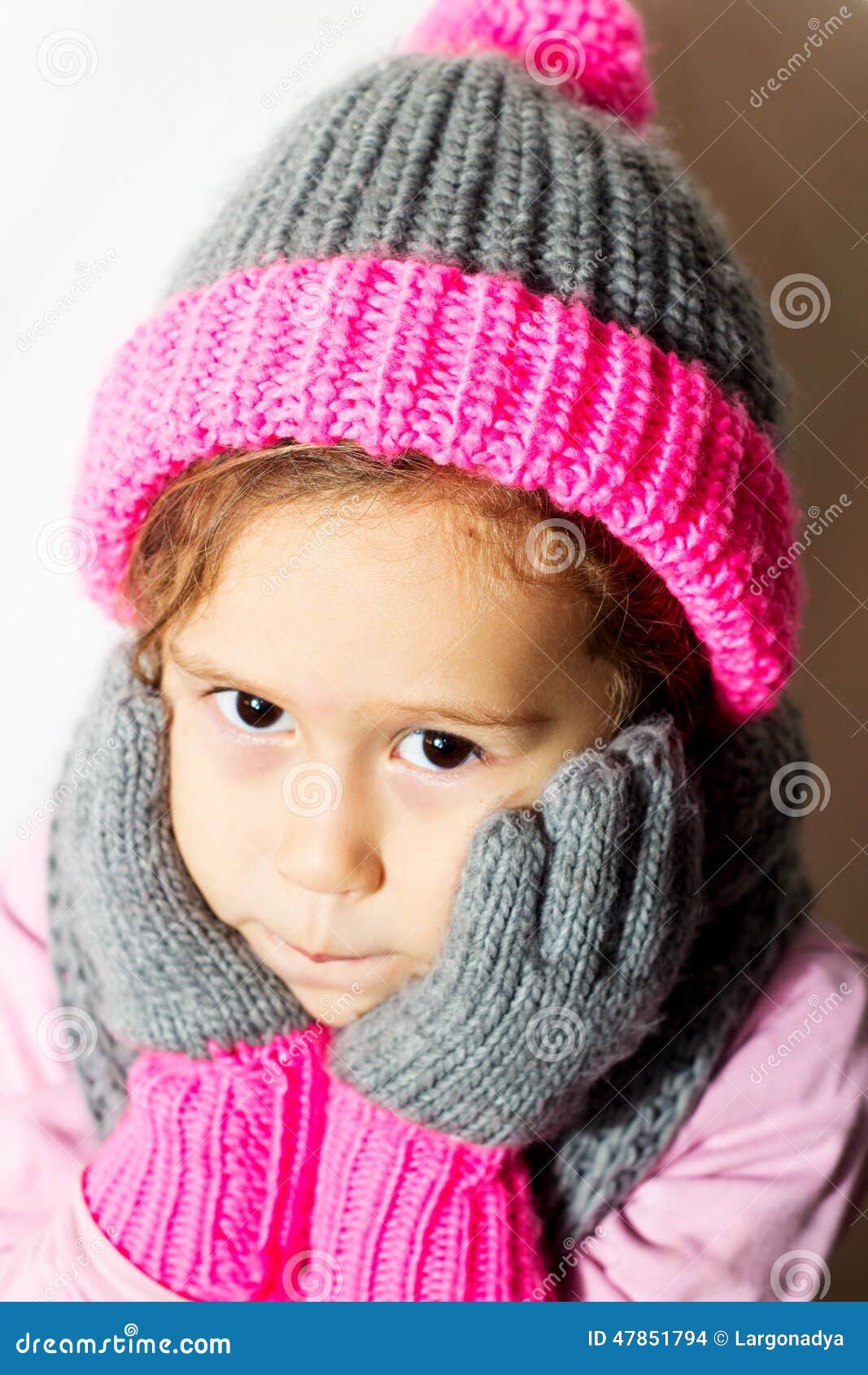 Niña En Sombrero Del Invierno Con Los Guantes Y de archivo - de cabrito, cara: 47851794