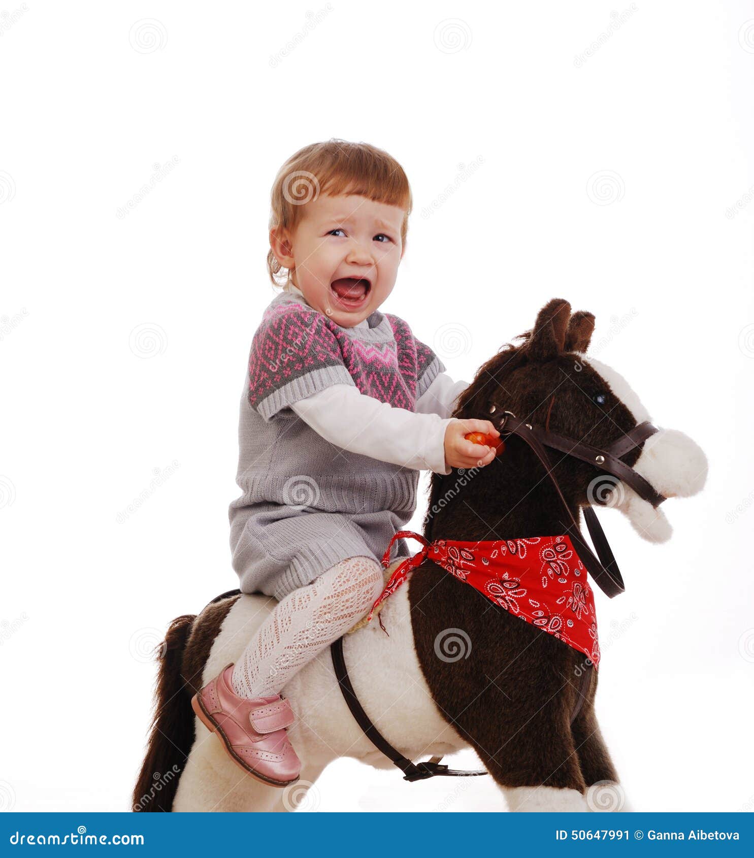 Niña En Su Primer Caballo Del Juguete Aislado En Un Blanco Imagen de archivo - Imagen de hermoso, caucásico: 50647991