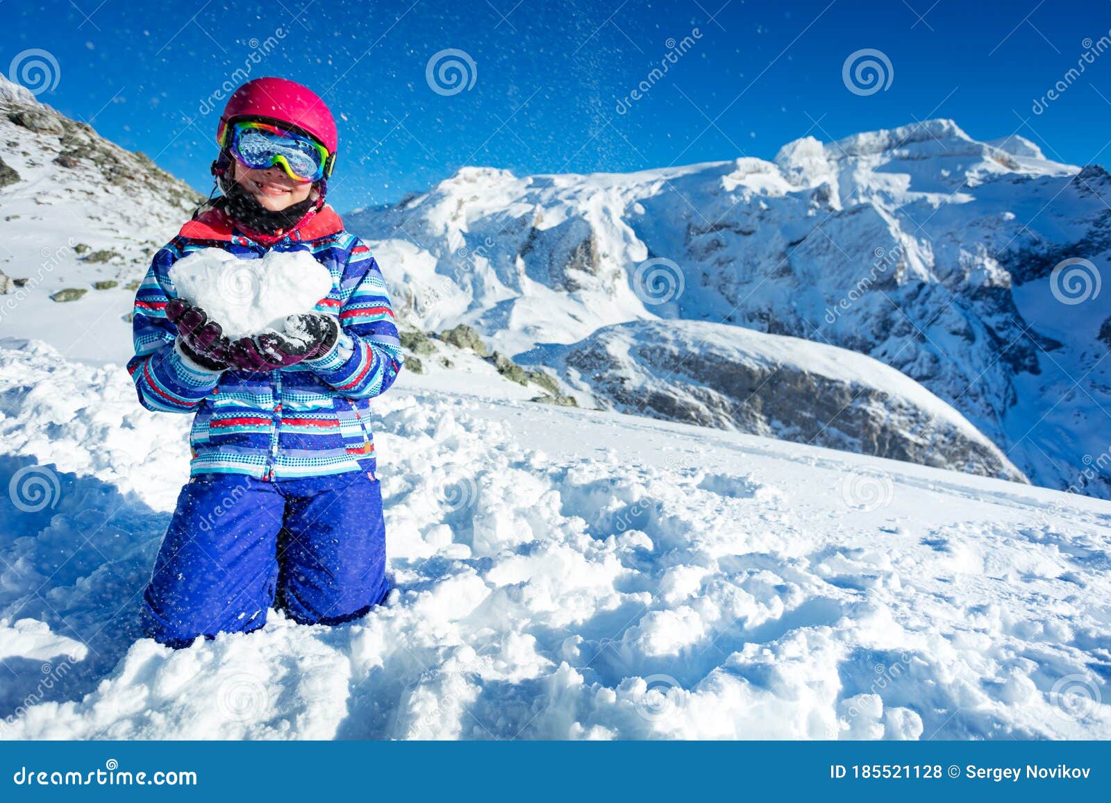 Niña En Traje De Esquí Con Nieve En Forma De Amor Al Corazón Foto archivo Imagen de romance: 185521128