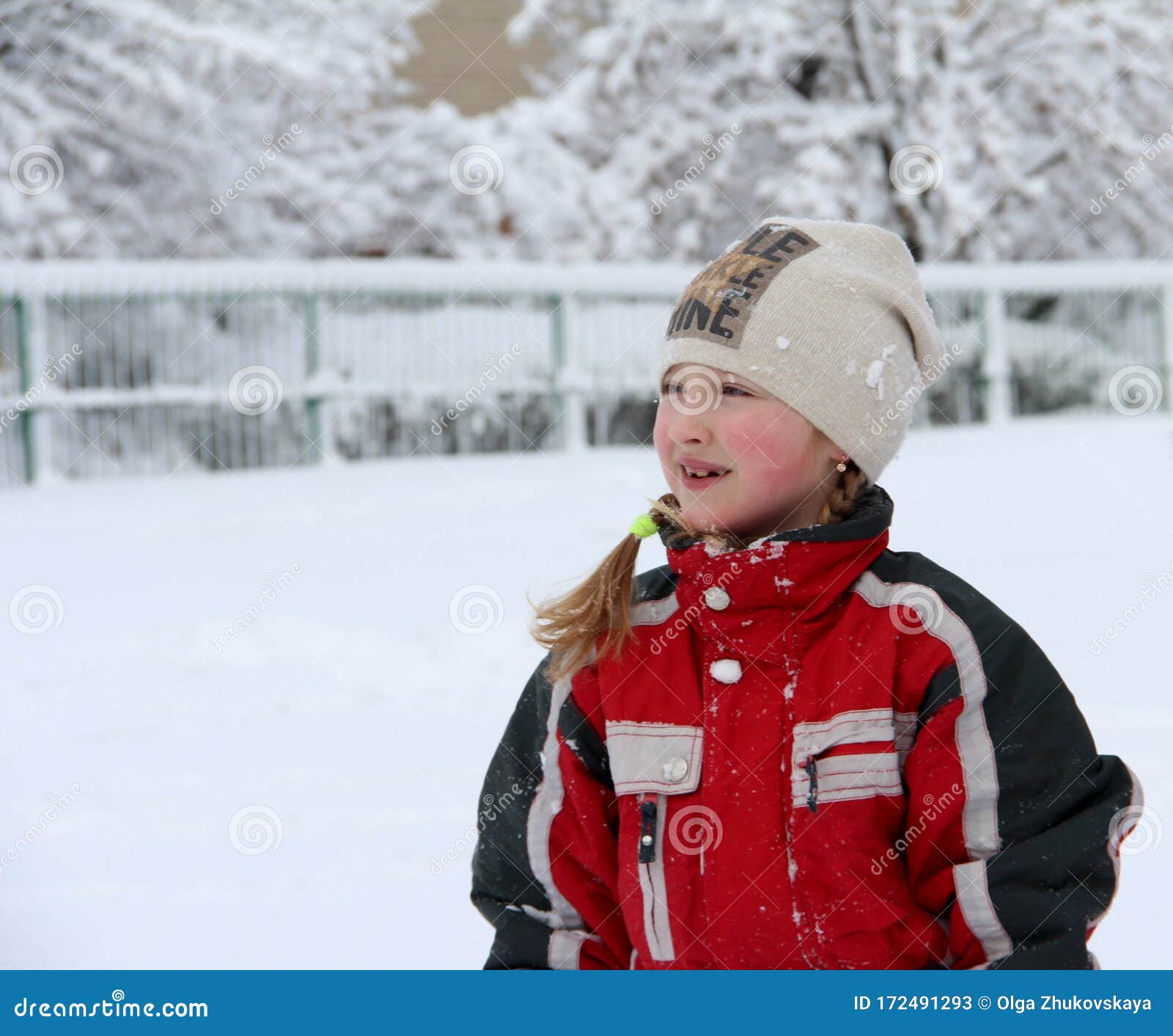 Niña En De Esquí En Invierno Invierno Y Niños Imagen de archivo - Imagen de mano, feliz: 172491293