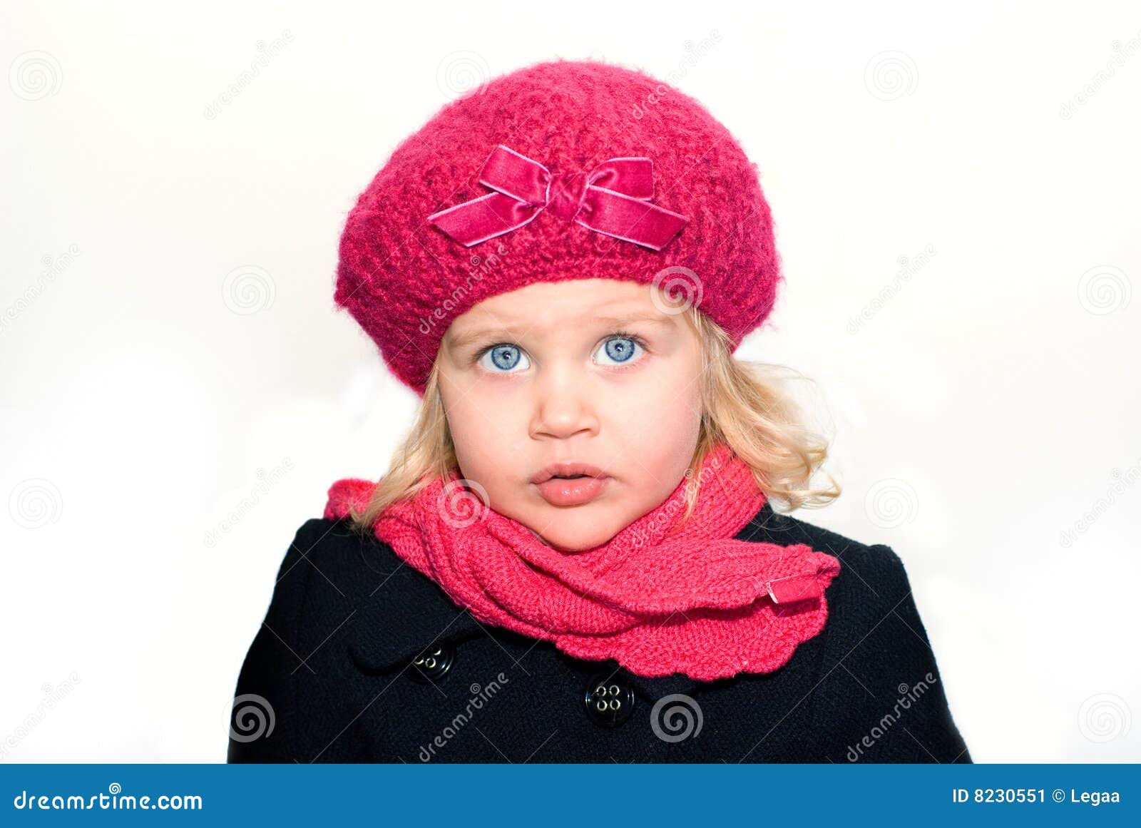 Niña En Una Boina Con Una Bufanda Imagen de archivo - Imagen de bebé,  cabrito: 8230551