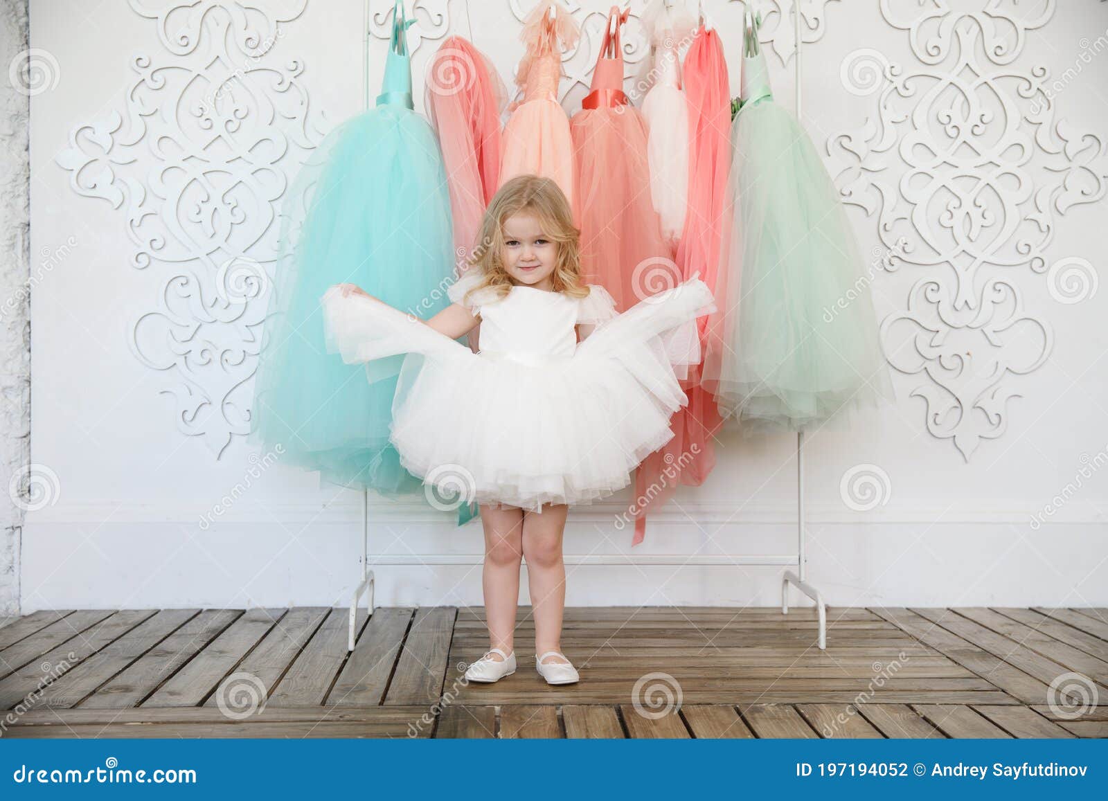 Niña En Vestido Cerca De La Percha Con Ropa Festiva Foto de archivo - Imagen de feliz, muchachas: 197194052 Niña En Vestido Cerca De La Percha Con Ropa Festiva Foto de archivo - Imagen de feliz, muchachas: 197194052