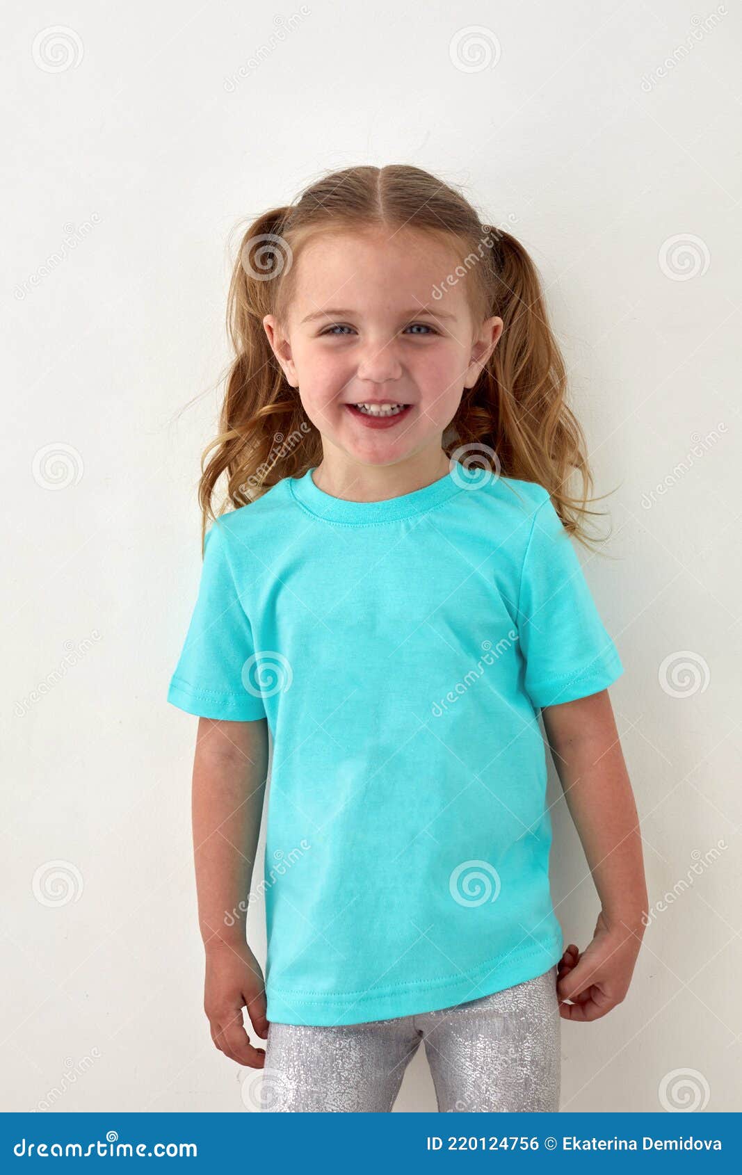 Niña Feliz Con Camisa Azul De Pie En Estudio Foto de archivo - Imagen de  lindo, cola: 220124756