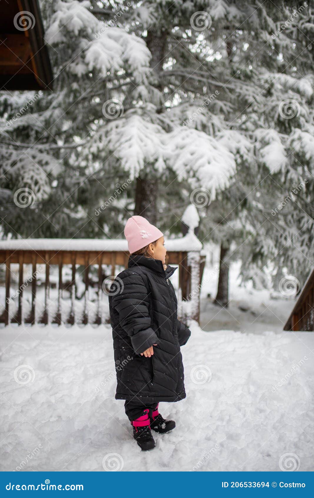 Feliz Con Una Chaqueta De Gran Tamaño Y Parada La Nieve Foto de archivo - de blanco, joven: 206533694