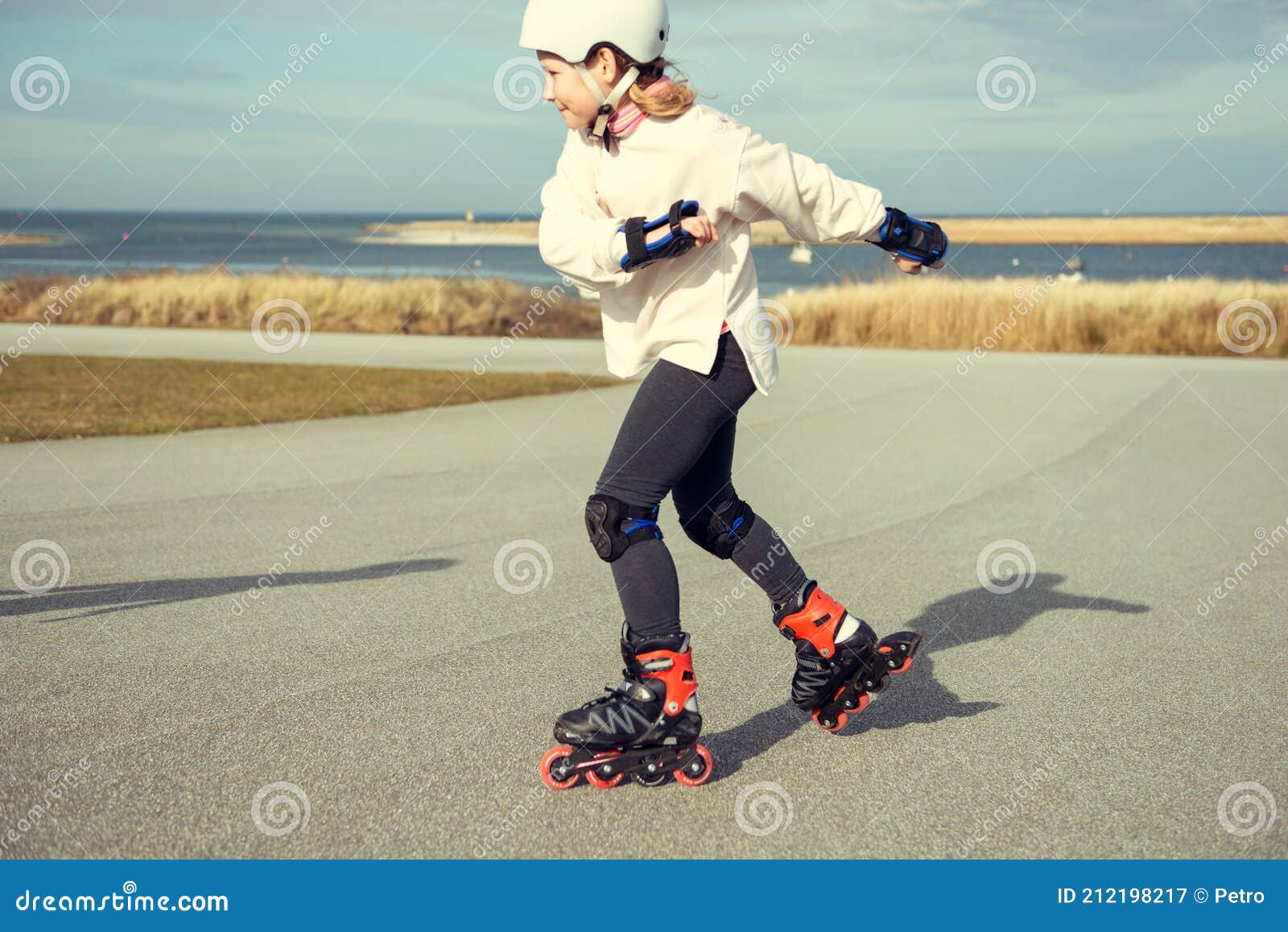 Niña Feliz En Blanco Casco En Línea Patines Y Equipo De Seguridad