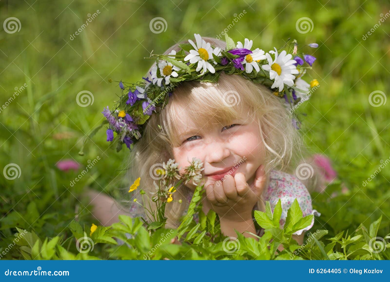 Самая счастливая выглянуло. Девочка с цветами радостная. Выглянуло солнышко блещет на лугу. И ромашки белые рву я на лету. Я веночек сделаю в солнышко вплету песня.