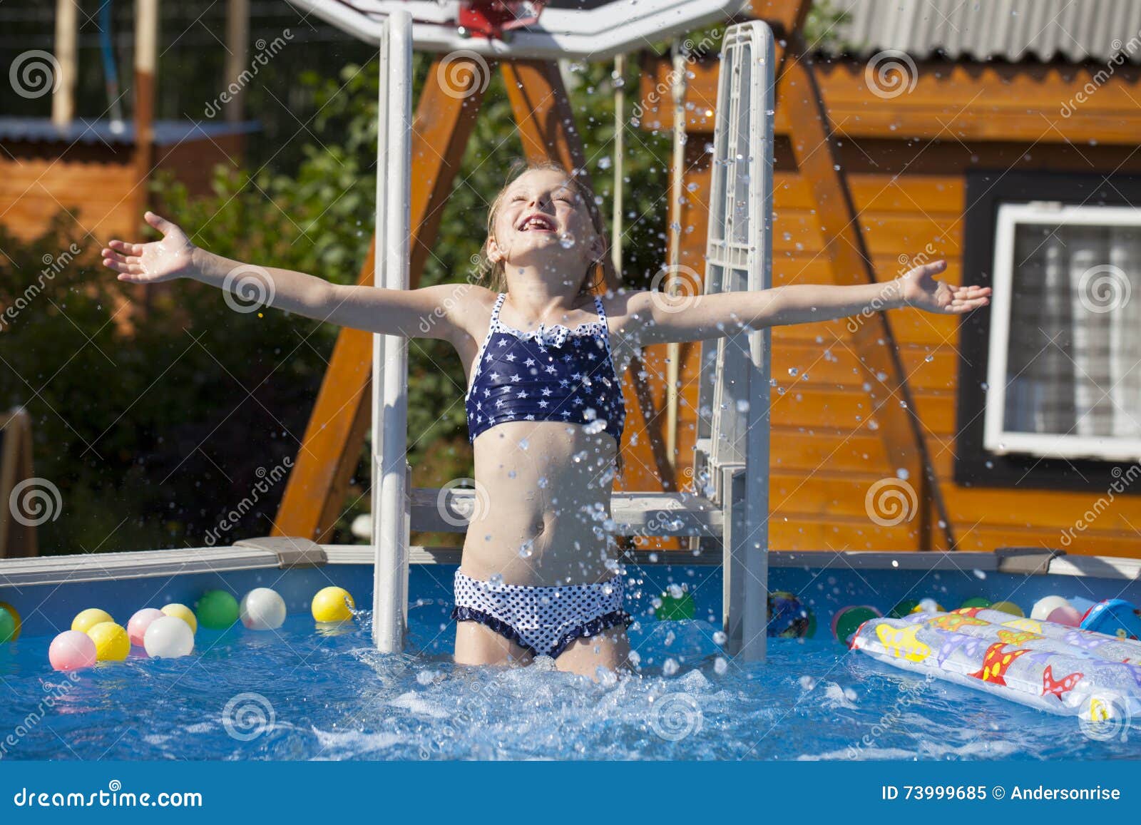 Niña Feliz En Piscina Del Bikini Imagen de archivo - Imagen de vacaciones,  bikini: 73999685