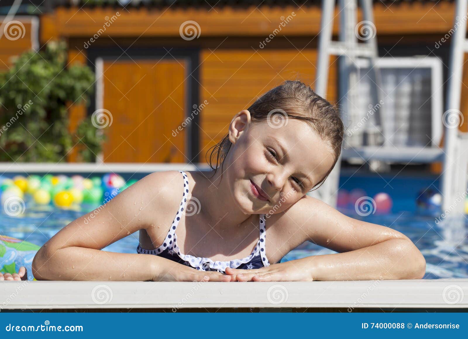 Niña En Bolsa De Frijol Flotante Relajante En La Piscina Imagen de archivo  - Imagen de bikini, asia: 207122071