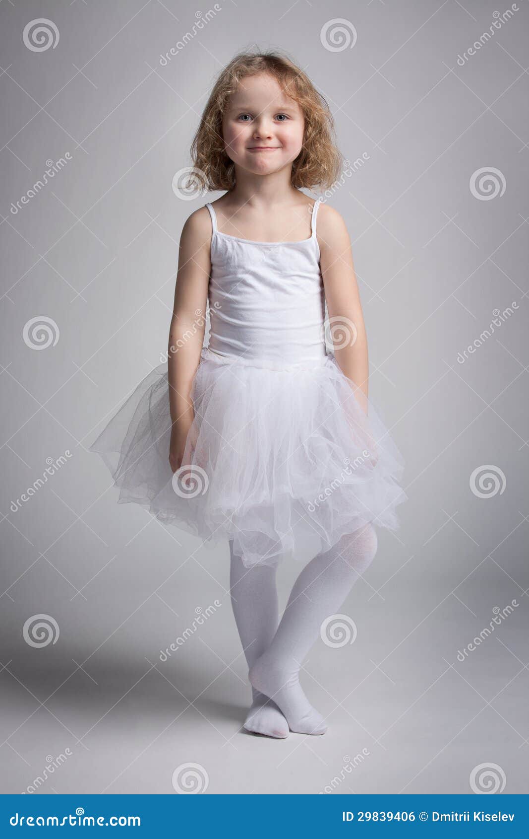 Niña Feliz En Un Vestido Del Ballet Foto de archivo - Imagen de