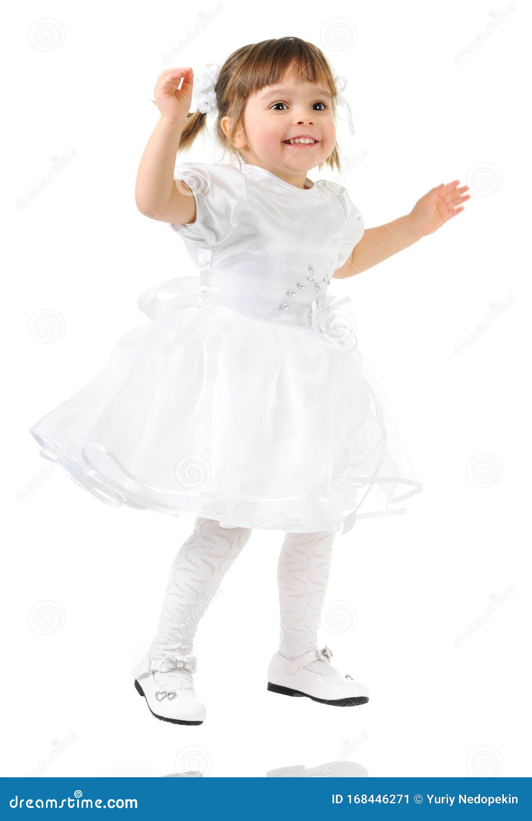 Niña Feliz Posando Con Vestido Blanco de archivo - Imagen de feliz, longitud: 168446271