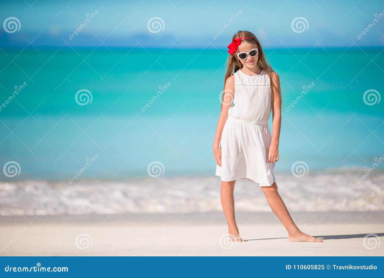 carro Desmenuzar absorción Niña Hermosa En El Vestido Blanco En La Playa Que Se Divierte Imagen de  archivo - Imagen de aventura, hermoso: 110605825