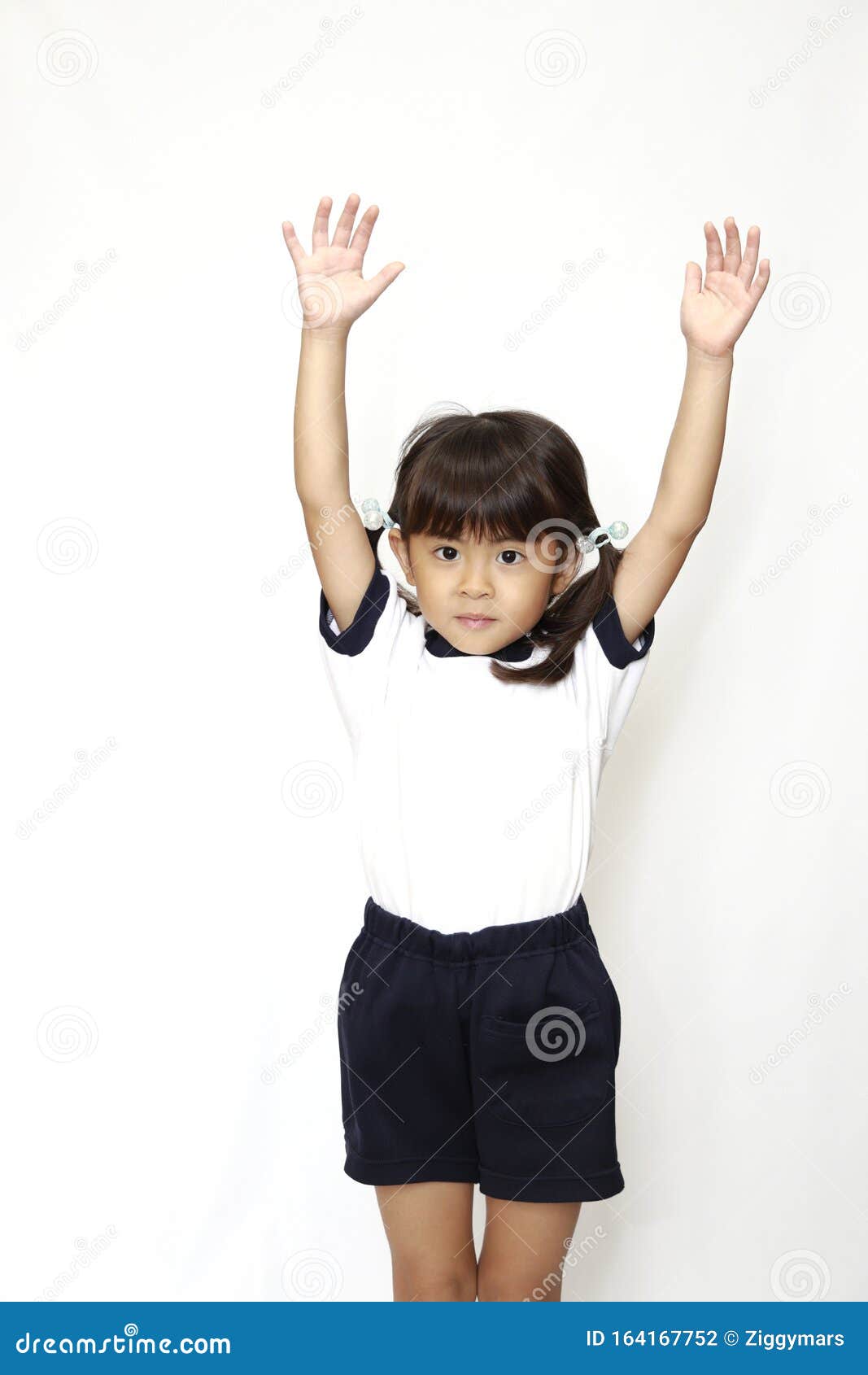 Niña Japonesa Agarrando La Mano Con Ropa Foto de archivo Imagen de cuatro: 164167752