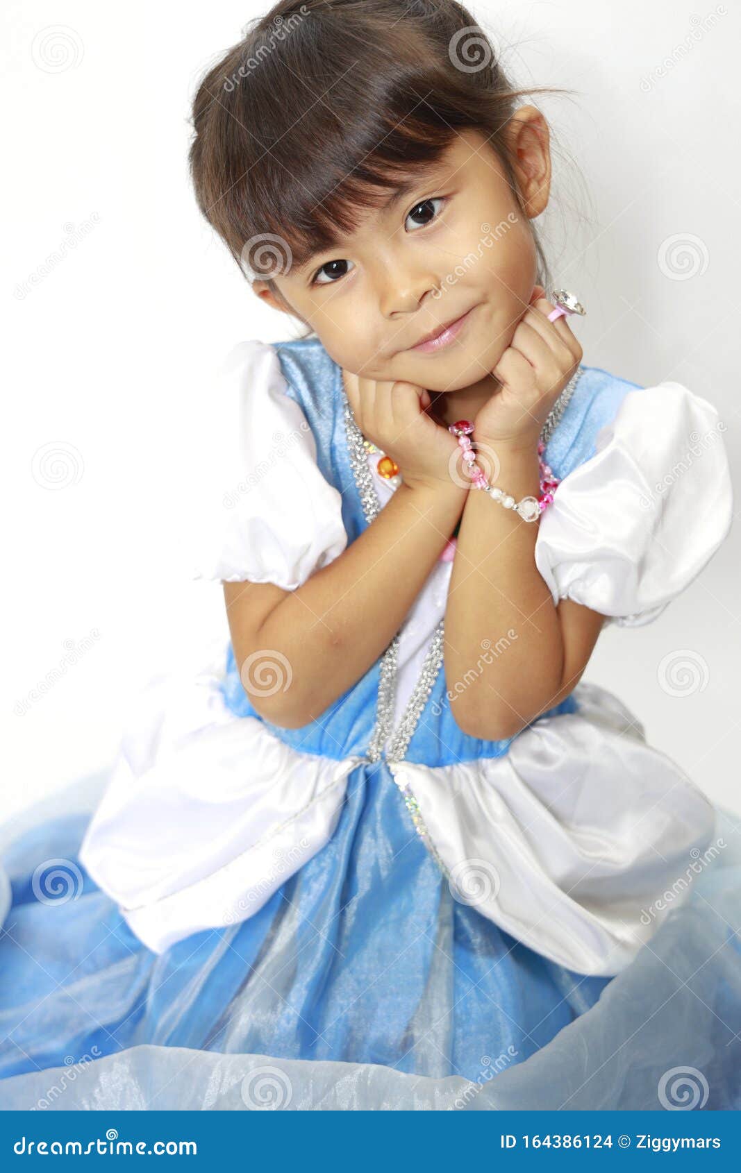 Niña Japonesa Con Un Vestido Que Descansa En Sus Manos Foto de archivo - Imagen de princesa, adentro: 164386124 Niña Japonesa Con Un Vestido Que Descansa En Sus Manos Foto de archivo - Imagen de princesa, adentro: 164386124