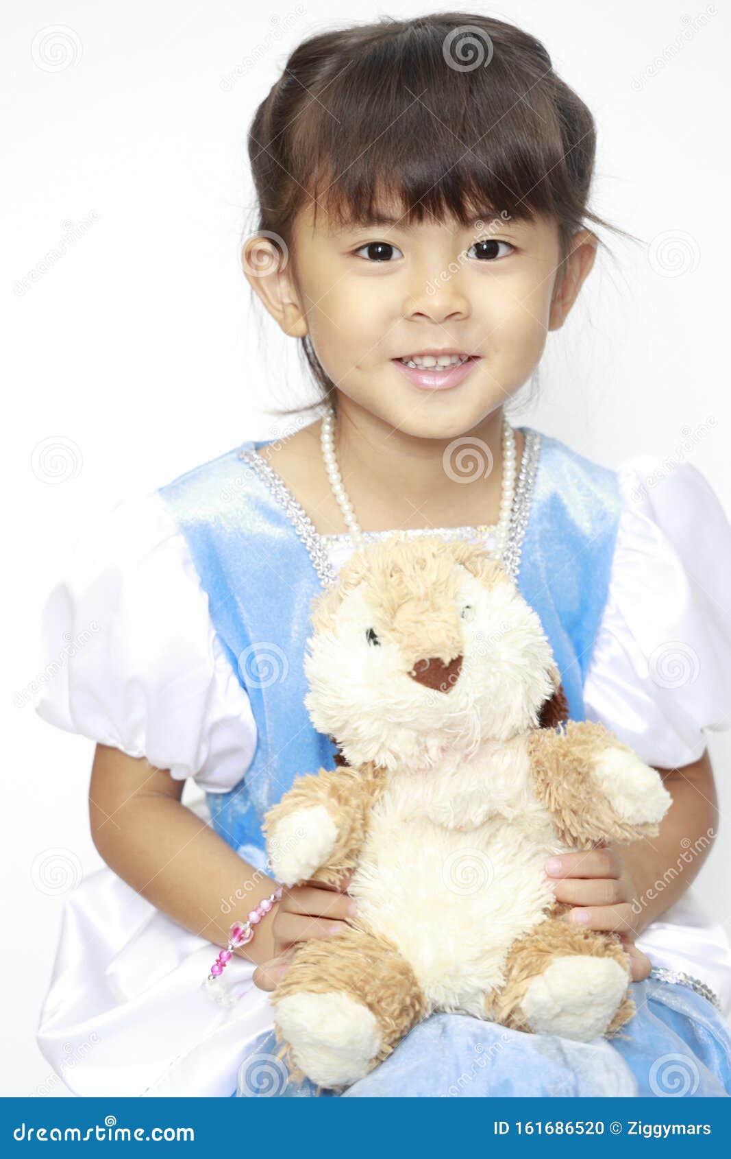 Niña Japonesa Con Un Vestido Que Sostiene Un Conejo Relleno Foto de archivo  - Imagen de juguete, princesa: 161686520