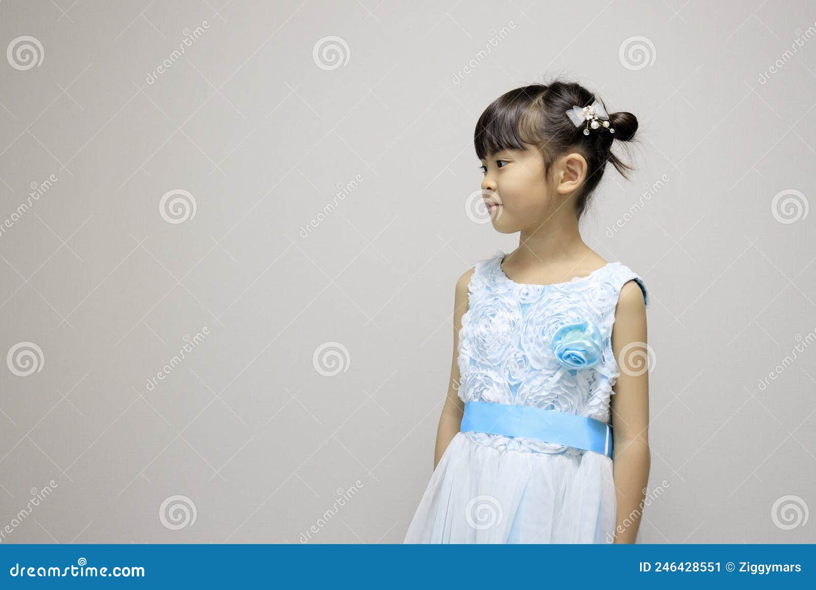Niña japonesa con vestido imagen de archivo. Imagen de hombre - 246428551