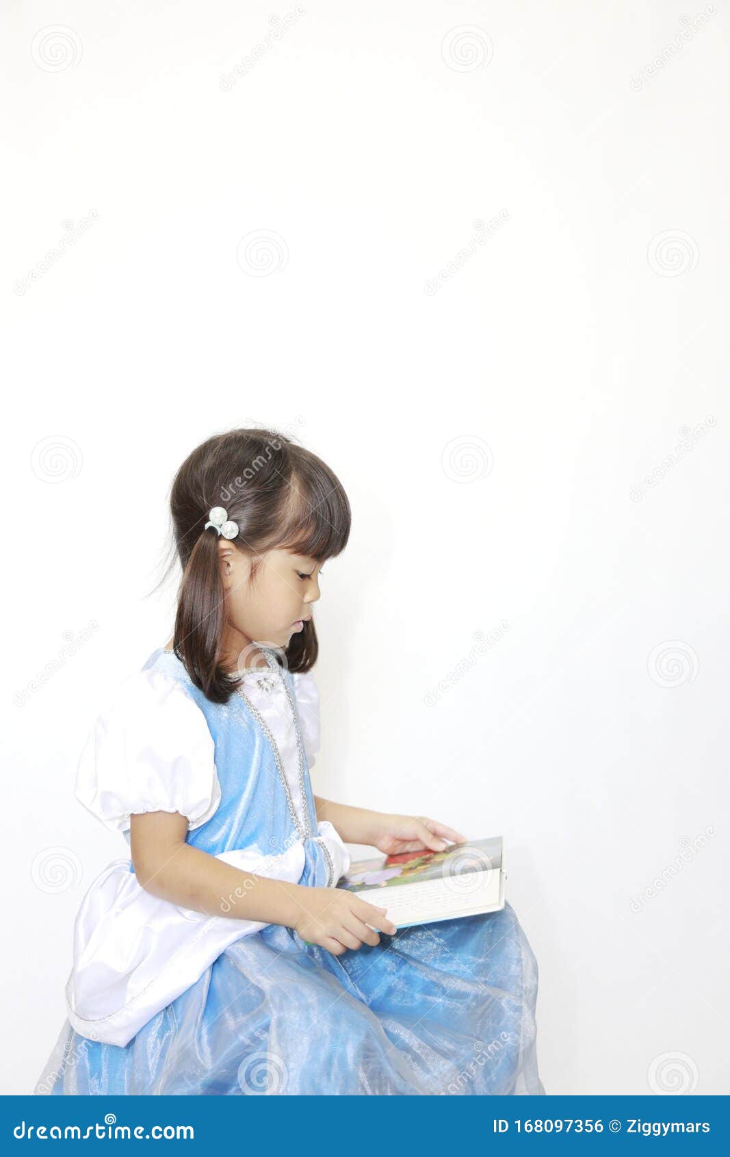 Niña Japonesa Leyendo Un Libro Con Un Vestido Foto de archivo - Imagen de  alineada, siéntese: 168097356