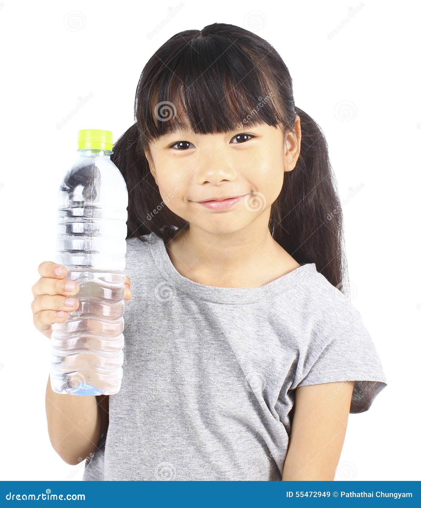 Niña Joven Que Sostiene Una Botella De Agua Imagen de archivo