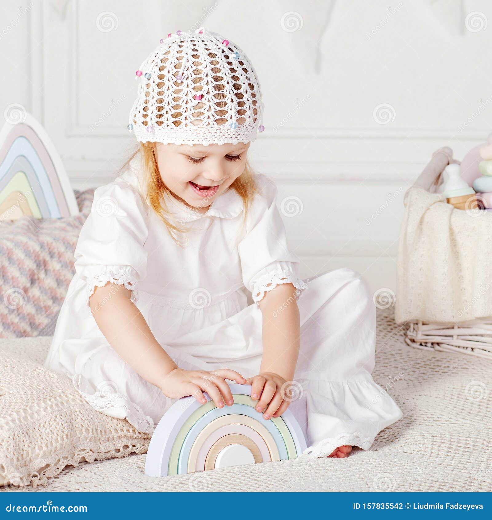 Niña Jugando Con Una Pirámide De Juguetes De Madera. Niña Linda Con Juguetes Naturales Foto de archivo - Imagen de jugando, juguetes: 157835542