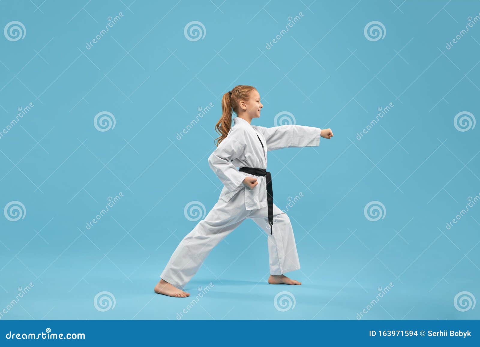 Niña Karate Con Cinturón Negro Practicando Artes Marciales Foto de - Imagen de lindo, standing: 163971594