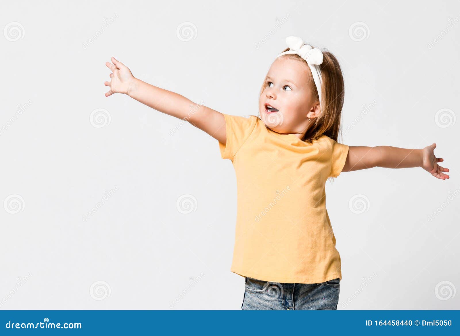 Niña Pequeña Con Camiseta Amarilla Está Bailando Caminando