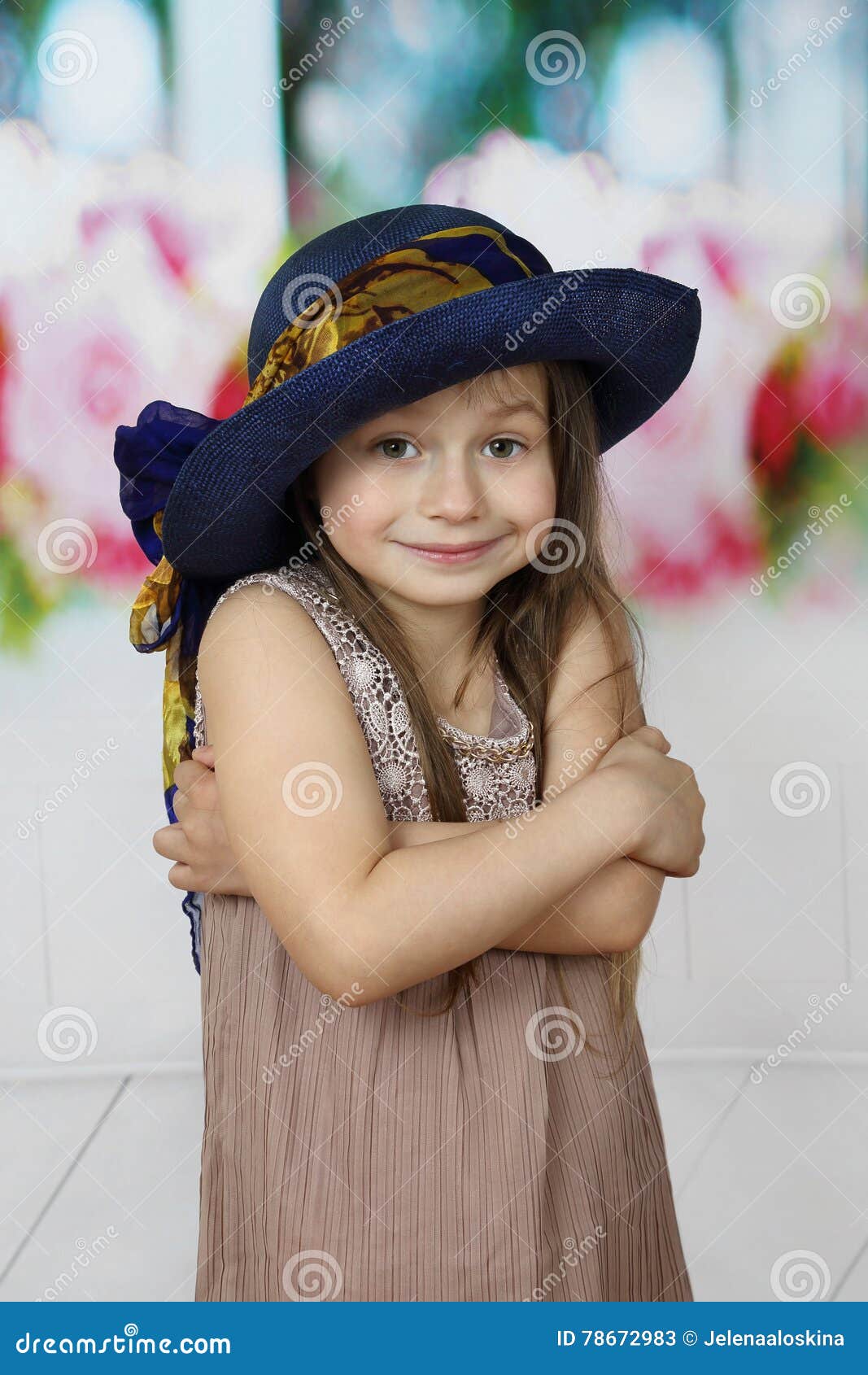 Niña Linda En Sombrero Azul Grande Imagen de archivo - Imagen de