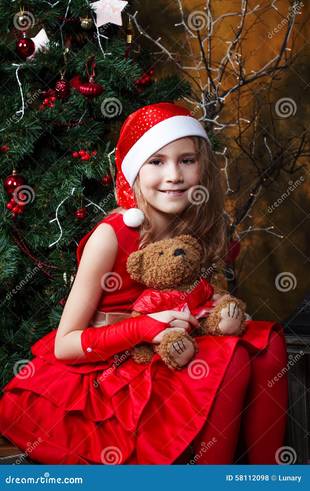 Niña Linda En Un Vestido Rojo Cerca De Un Foto de archivo - Imagen de nuevo, navidad: 58112098