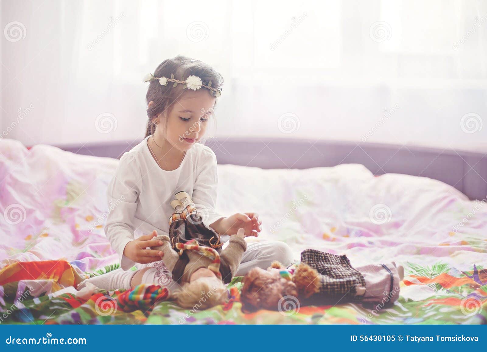 Niña Linda, Jugando Con Las Muñecas En Cama En Casa Imagen de archivo - Imagen de linda, niña: 56430105