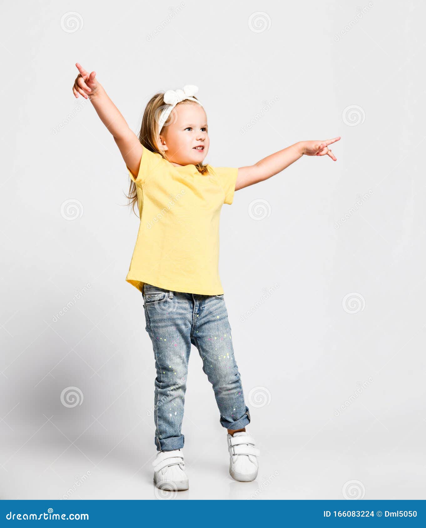 Niña Pequeña Con Camiseta Amarilla Está Bailando Caminando