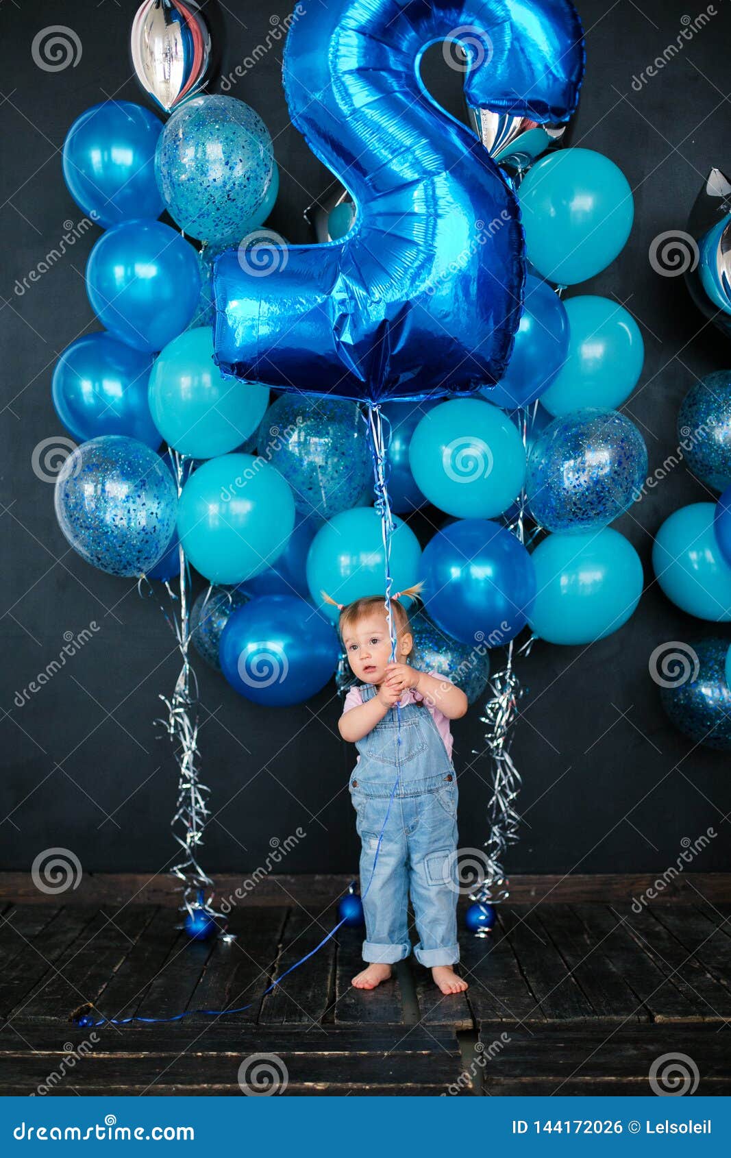 Niña Pequeña Con Globos Azules Sobre Fondo Negro Cumpleaños De Los Niños 2  Años Foto de archivo - Imagen de familia, bebé: 144172026