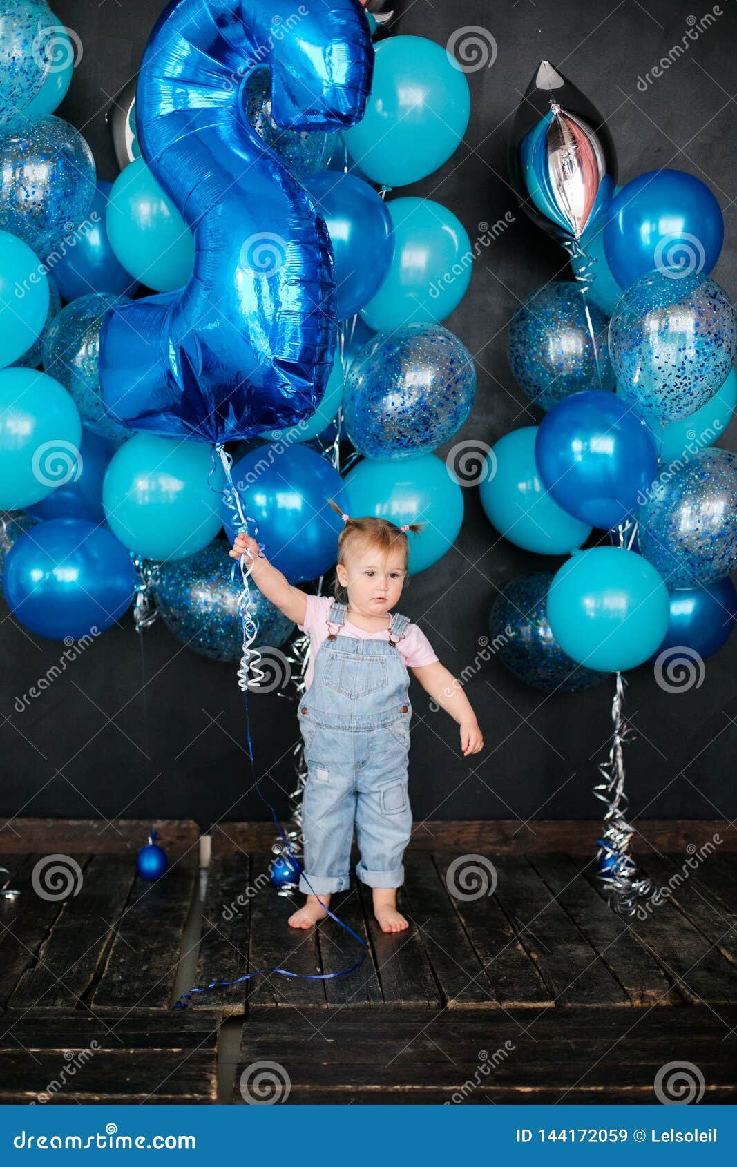 Niña Pequeña Con Globos Azules Sobre Fondo Negro Cumpleaños De Los