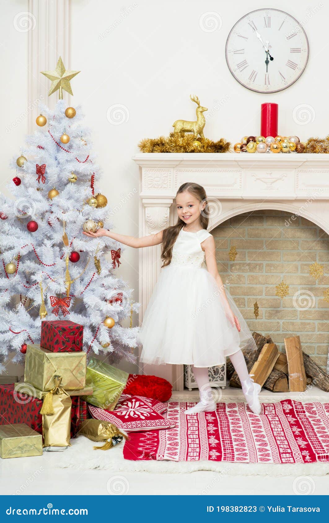 Niña Pequeña Con Hermoso Vestido Decora El árbol De Navidad Imagen de  archivo - Imagen de lindo, bueno: 198382823