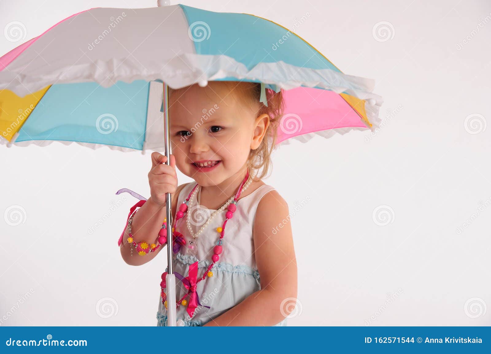 Niña Pequeña Con Un Paraguas Color Sobre Fondo Foto de - Imagen de feliz, tenencia: 162571544
