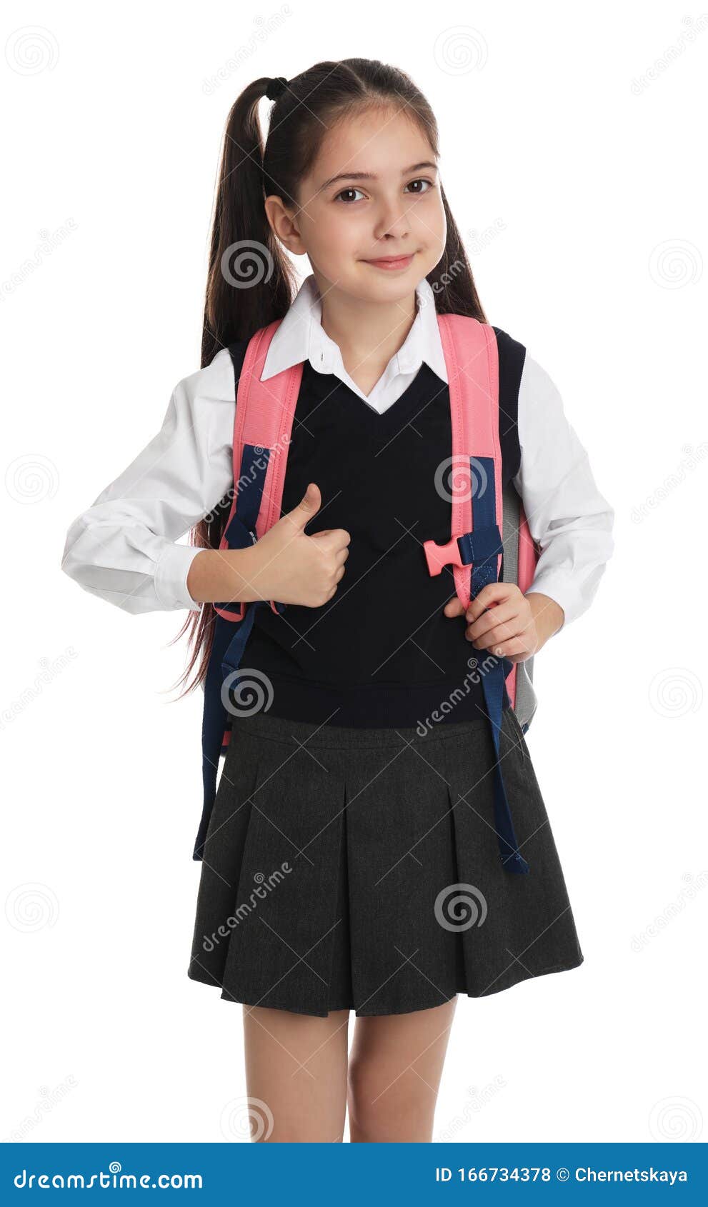 Niña de la escuela en uniforme escolar con mochila escolar adolescente  escolar sostiene mochila sobre fondo amarillo aislado