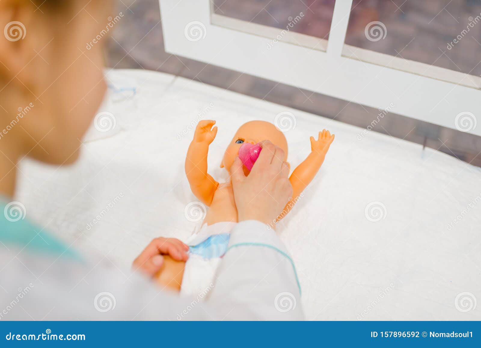 Niña Pequeña Con Uniforme, Muñeca De Juguete, Sala De Juegos Foto de archivo - Imagen de juegos, uniforme: 157896592