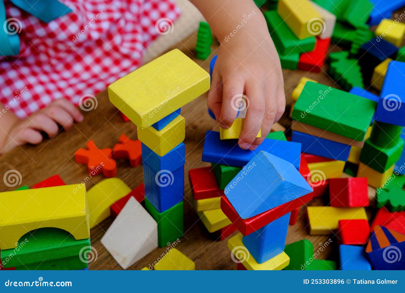 Niña Pequeña Inteligente De 3 Años Jugando Con Juguete Educativo Figuras  Geométricas De Madera Bloques Concepto De Juegos De Kinde Foto de archivo -  Imagen de gente, independiente: 253303896