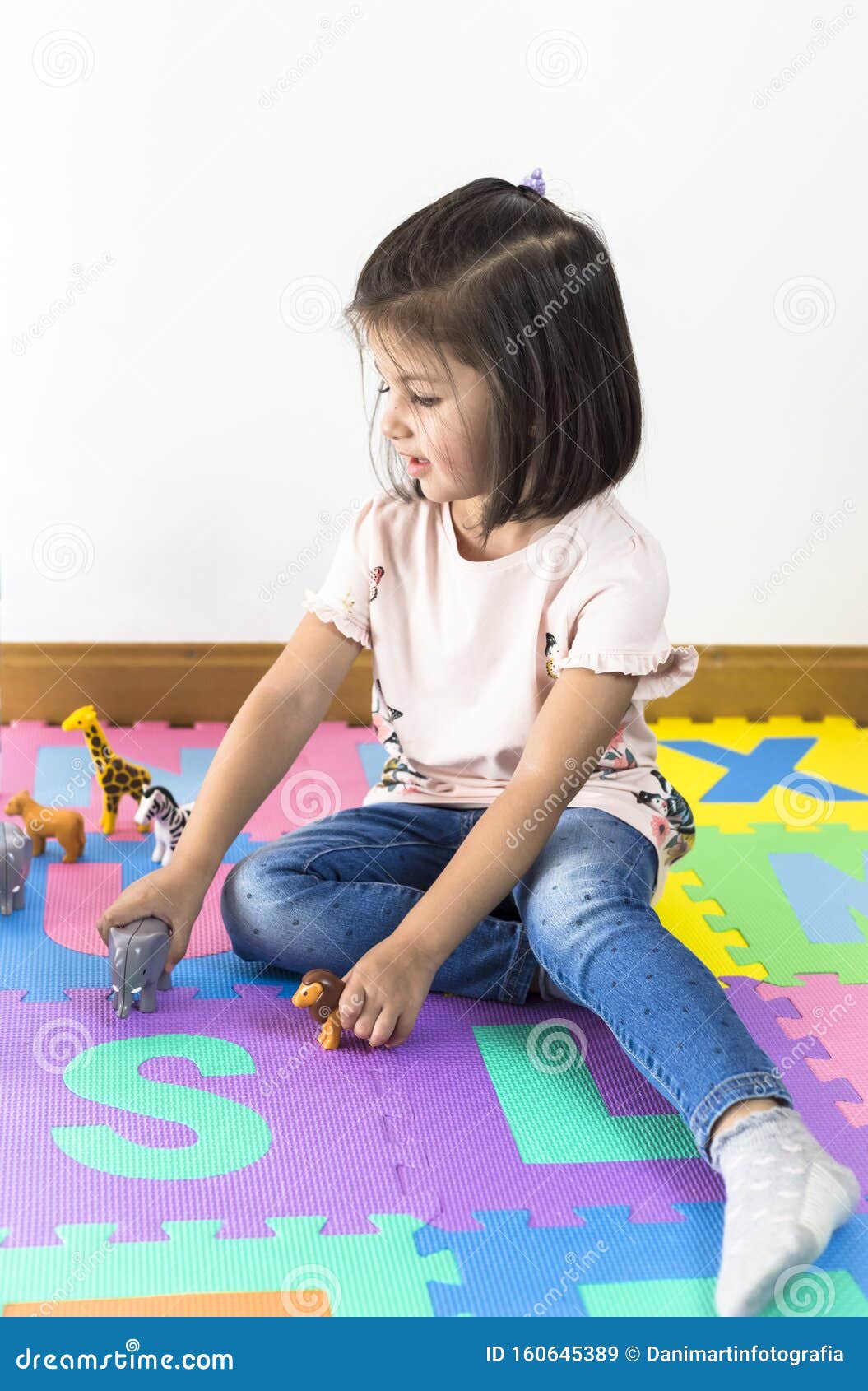 Niña Pequeña Jugando Con Juguetes Animales En Casa O JardÃn Más Amable Imagen de archivo - Imagen de más, juguetes: 160645389