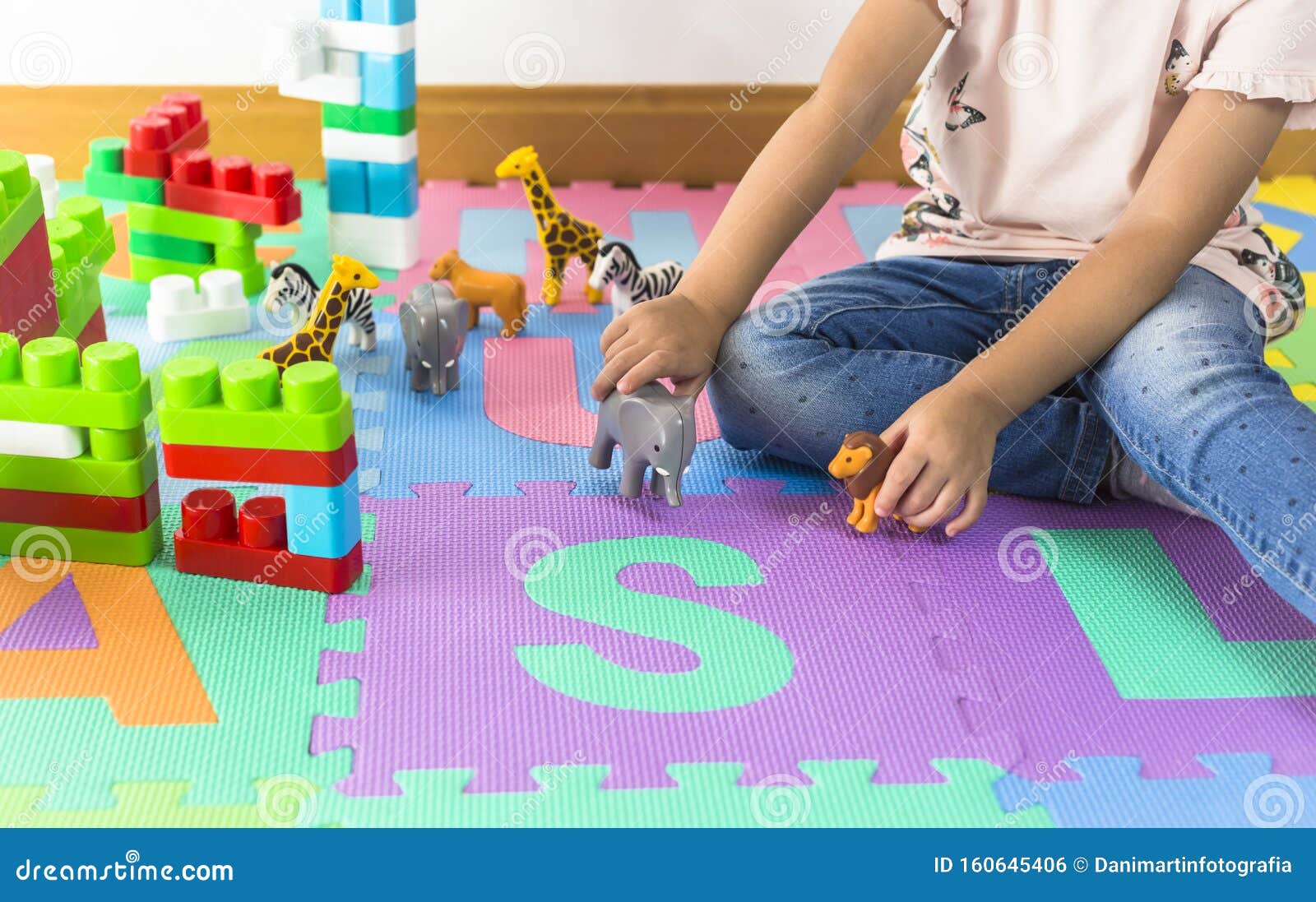 Niña Pequeña Jugando Con Juguetes Animales En Casa O JardÃn Más Amable Foto de archivo - Imagen de jardín, amable: 160645406