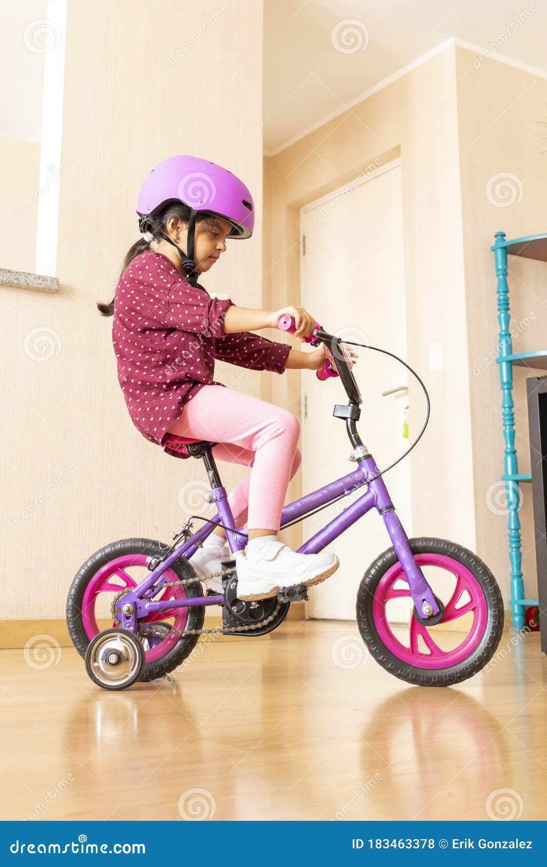 Pequeña Niña Asiática De 2 Años Con Casco De Seguridad Aprendiendo a Andar  En Bicicleta De Primer Equilibrio, Ciclismo Infantil E Imagen de archivo -  Imagen de bicicleta, hija: 197741907