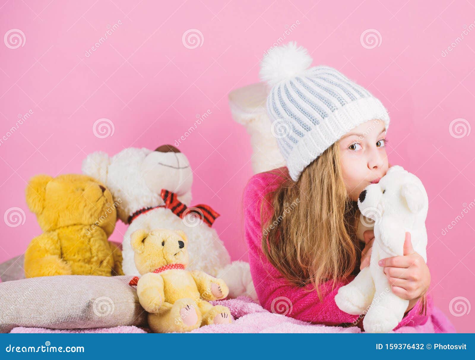 Niña Pequeña Juguetona Sujetar Juguete Oso De Peluche Juguete. Niña Que Juega Con Un Oso De Peluche Con Juguete Suave Sobre Fon Foto de archivo - Imagen de suave, juega: 159376432