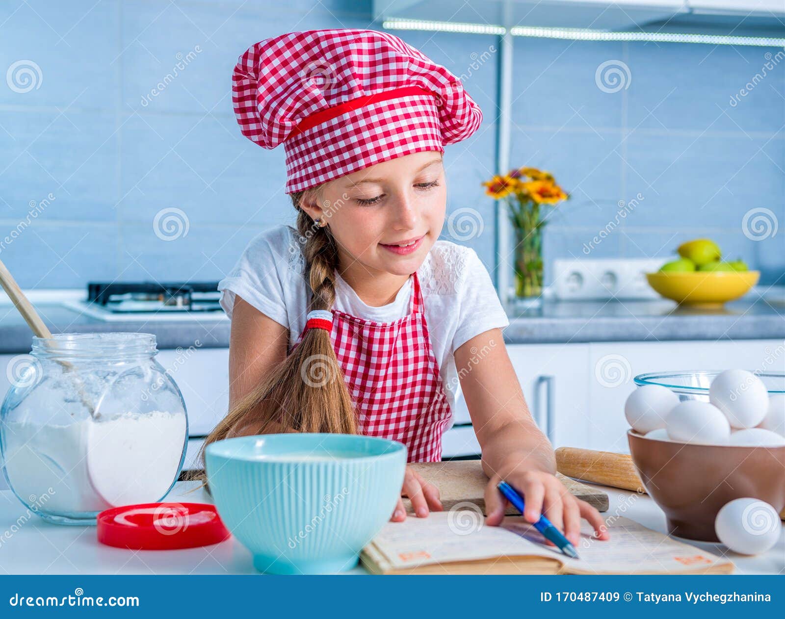 Niña Pequeña Leyendo Una Receta Imagen de archivo - Imagen de culinario,  divertido: 170487409